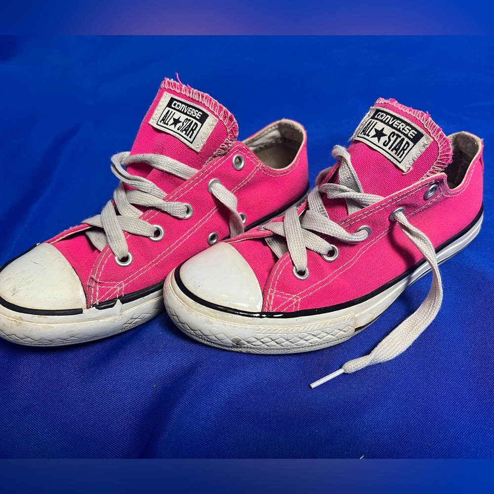 Girls Size 2 Hot Pink Converse low top Chuck Taylor’s.